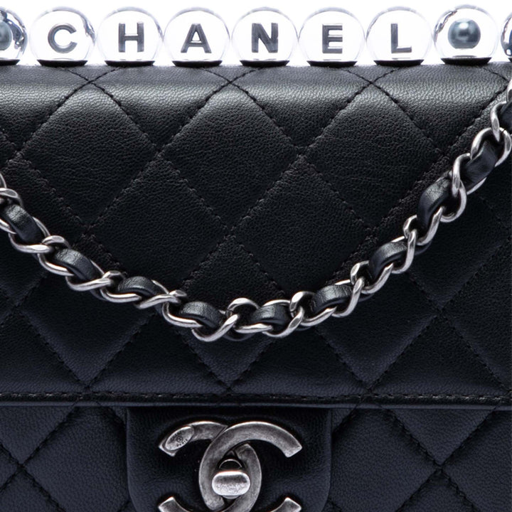 Chanel Medium Matelassé Cuir de chèvre Chic Perles à rabat