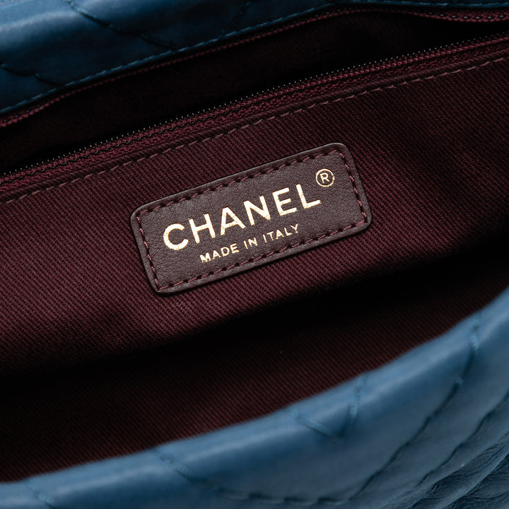 Chanel Medium Chevron Iridescent Cuir de veau Surpique à rabat – GABY PARIS Authentique