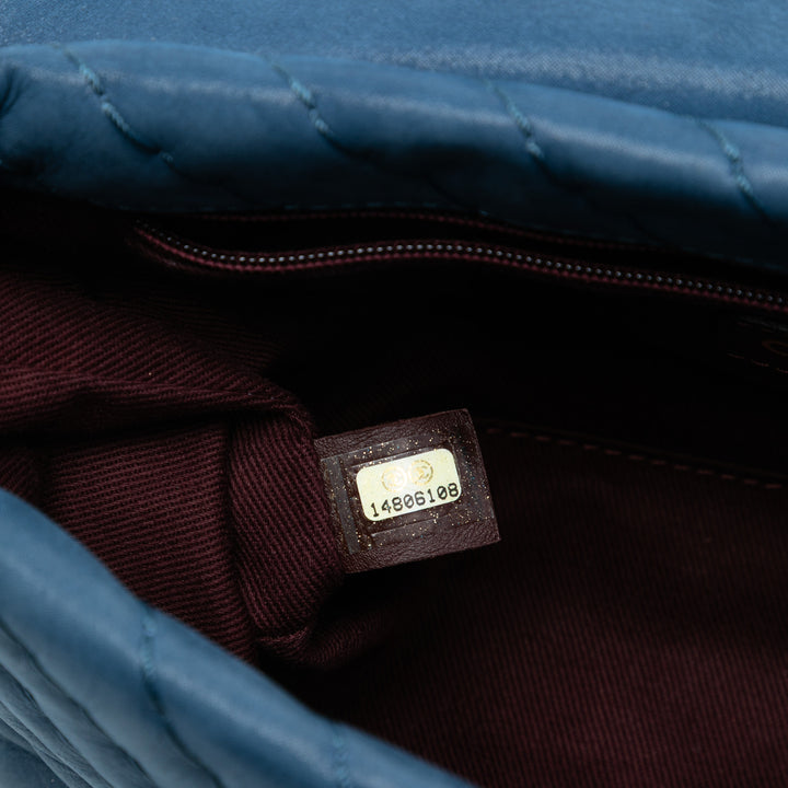 Chanel Medium Chevron Iridescent Cuir de veau Surpique à rabat – GABY PARIS Authentique