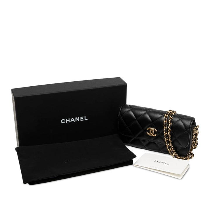 Chanel CC Matelassé à rabat Étui téléphone avec chaîne Cuir d'agneau Noir – vue 7 – GABY PARIS