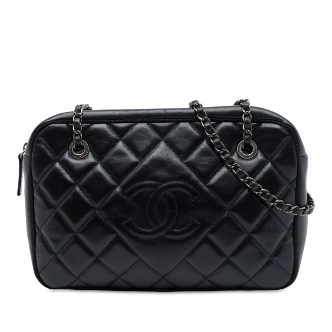 Chanel CC Diamond Matelassé Ballerine Sac caméra Grand Cuir de veau Noir – vue principale – GABY PARIS