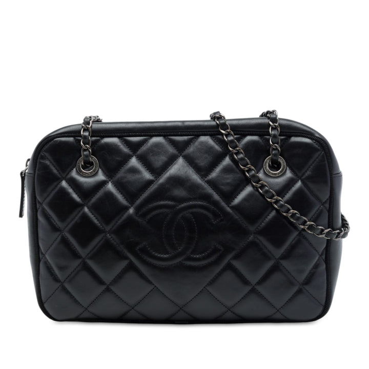 Chanel CC Diamond Matelassé Ballerine Sac caméra Grand Cuir de veau Noir – vue principale – GABY PARIS