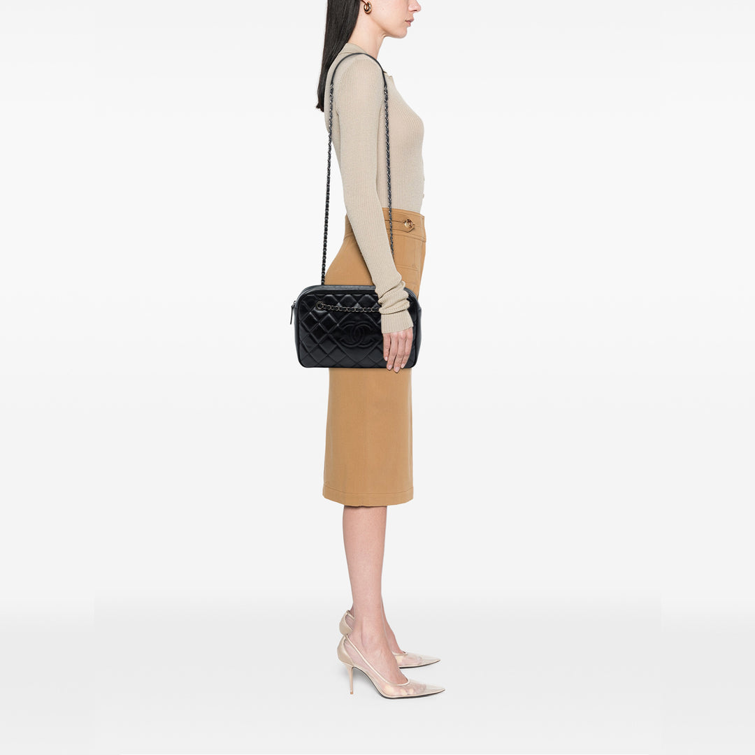 Chanel CC Diamond Matelassé Ballerine Sac caméra Grand Cuir de veau Noir – vue 6 – GABY PARIS