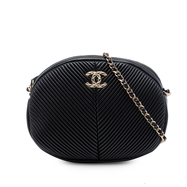 Chanel Chevron Pleated Ovale Sac caméra Cuir d'agneau Noir – vue principale – GABY PARIS
