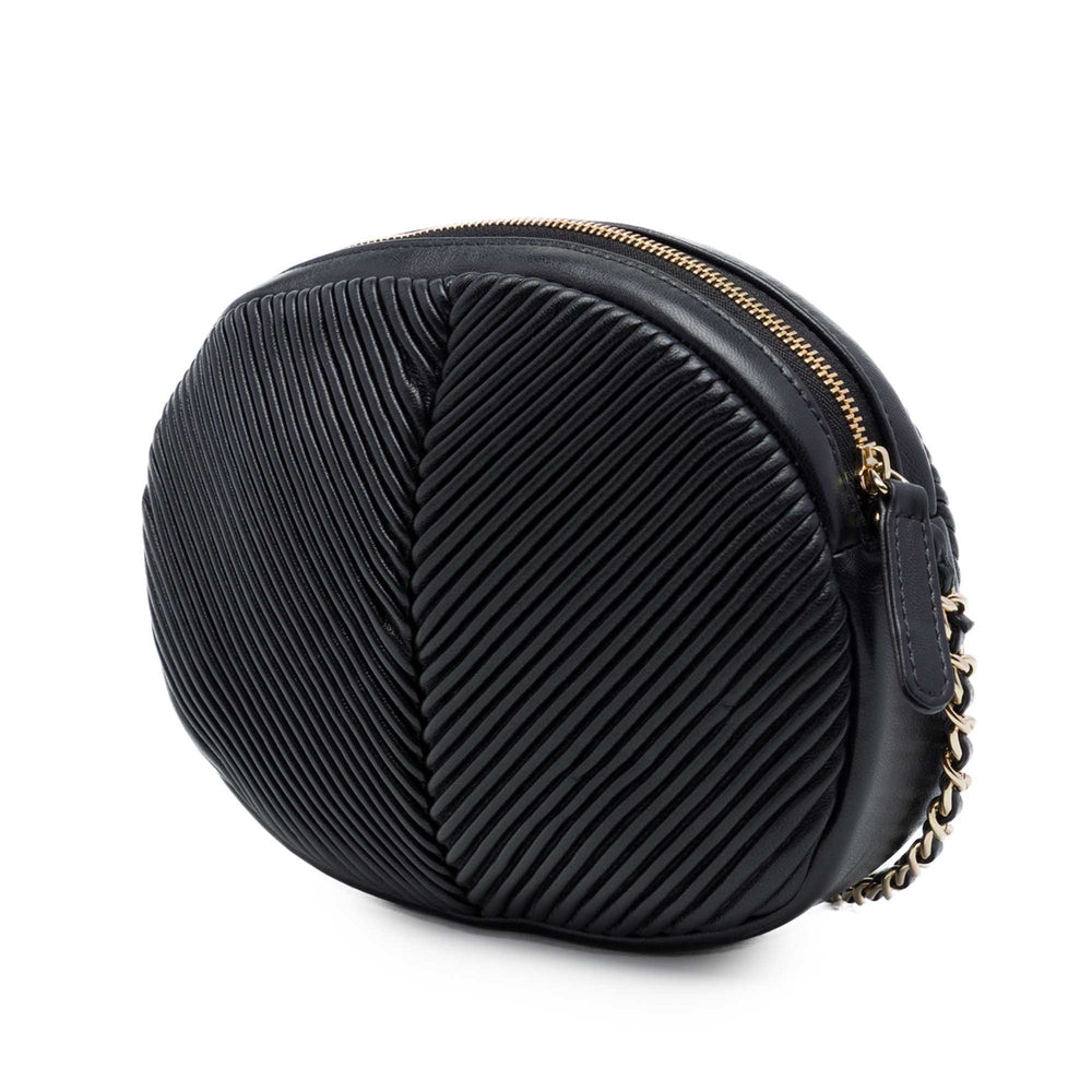 Chanel Chevron Pleated Ovale Sac caméra Cuir d'agneau Noir – vue 2 – GABY PARIS