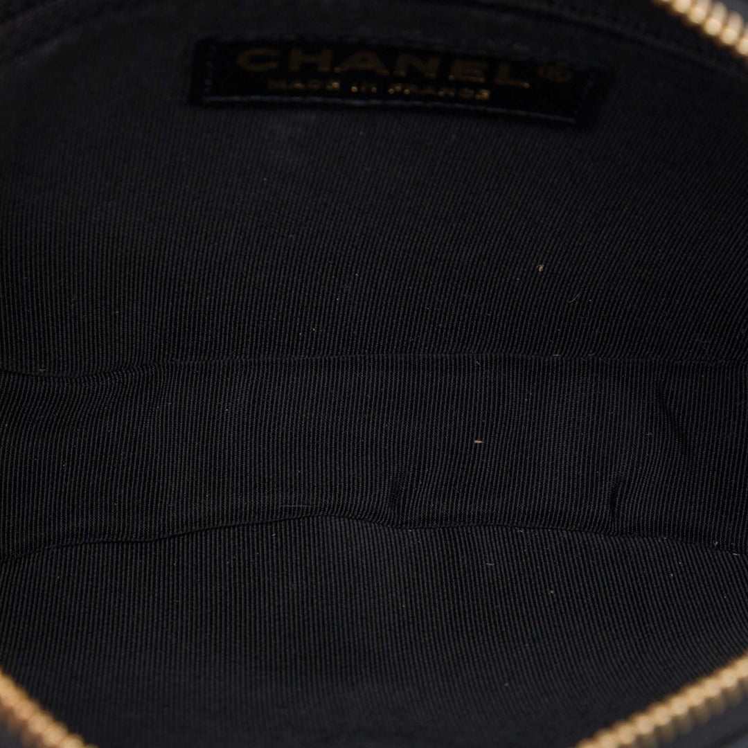 Chanel Chevron Pleated Ovale Sac caméra Cuir d'agneau Noir – vue 4 – GABY PARIS
