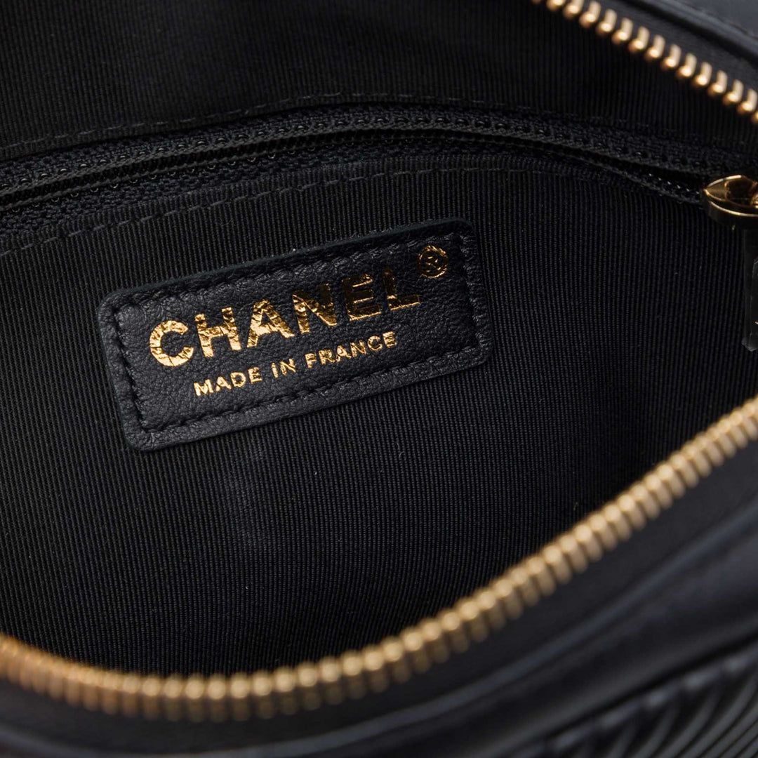 Chanel Chevron Pleated Ovale Sac caméra Cuir d'agneau Noir – vue 5 – GABY PARIS