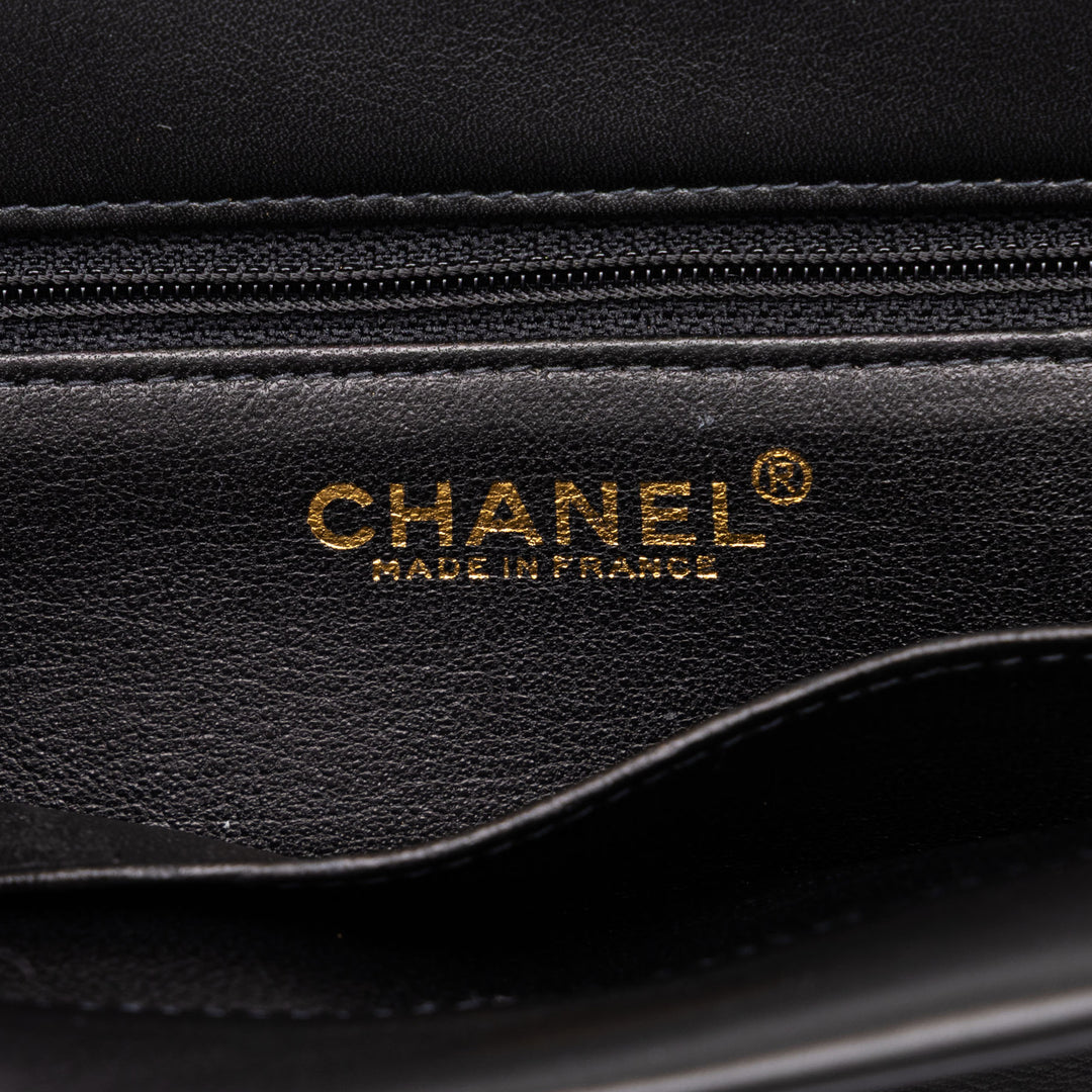 Chanel Logo Sac Mini Cuir de veau Noir – vue 5 – GABY PARIS