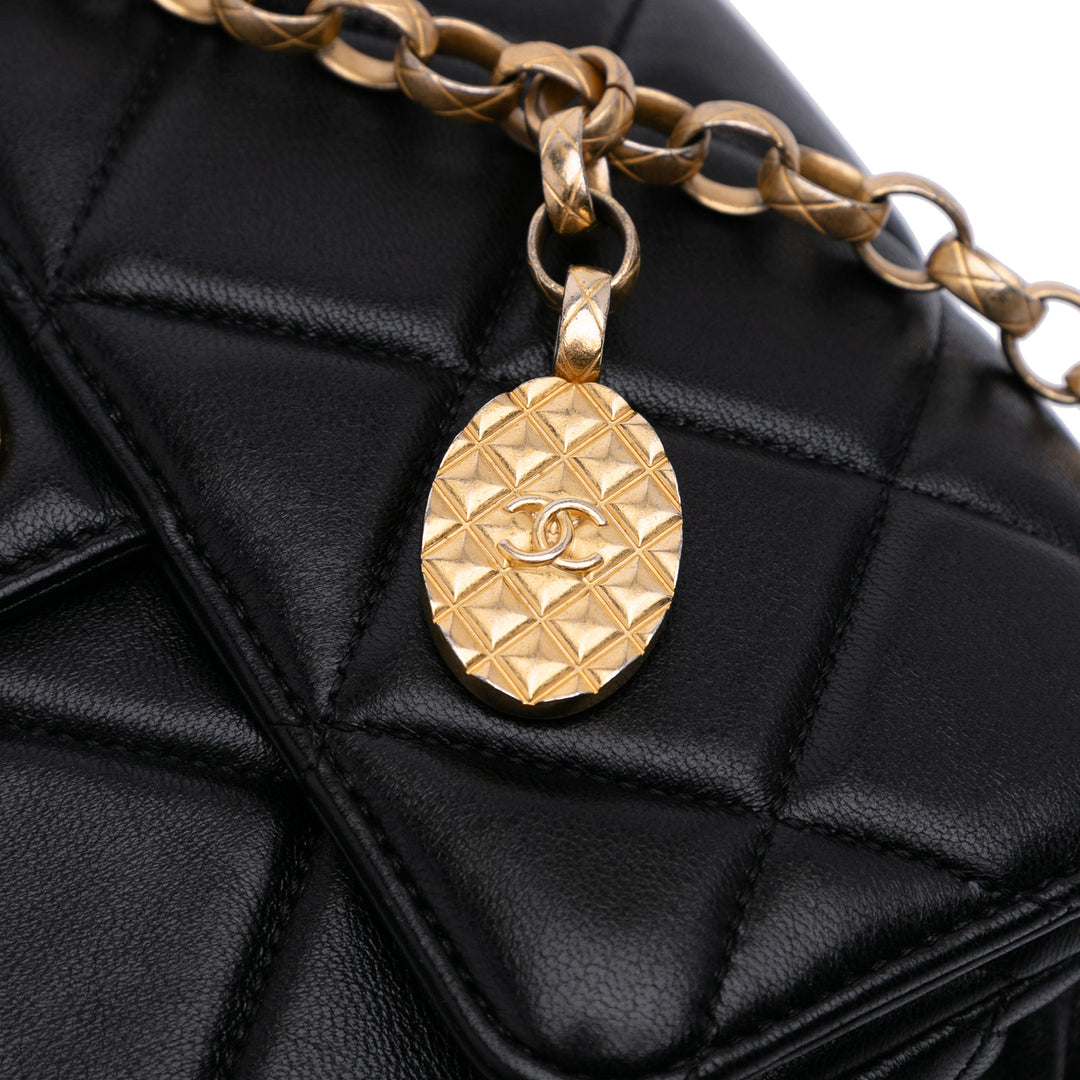 Chanel Mini Square Matelassé Cuir d’agneau Bijoux Logo Chain à rabat