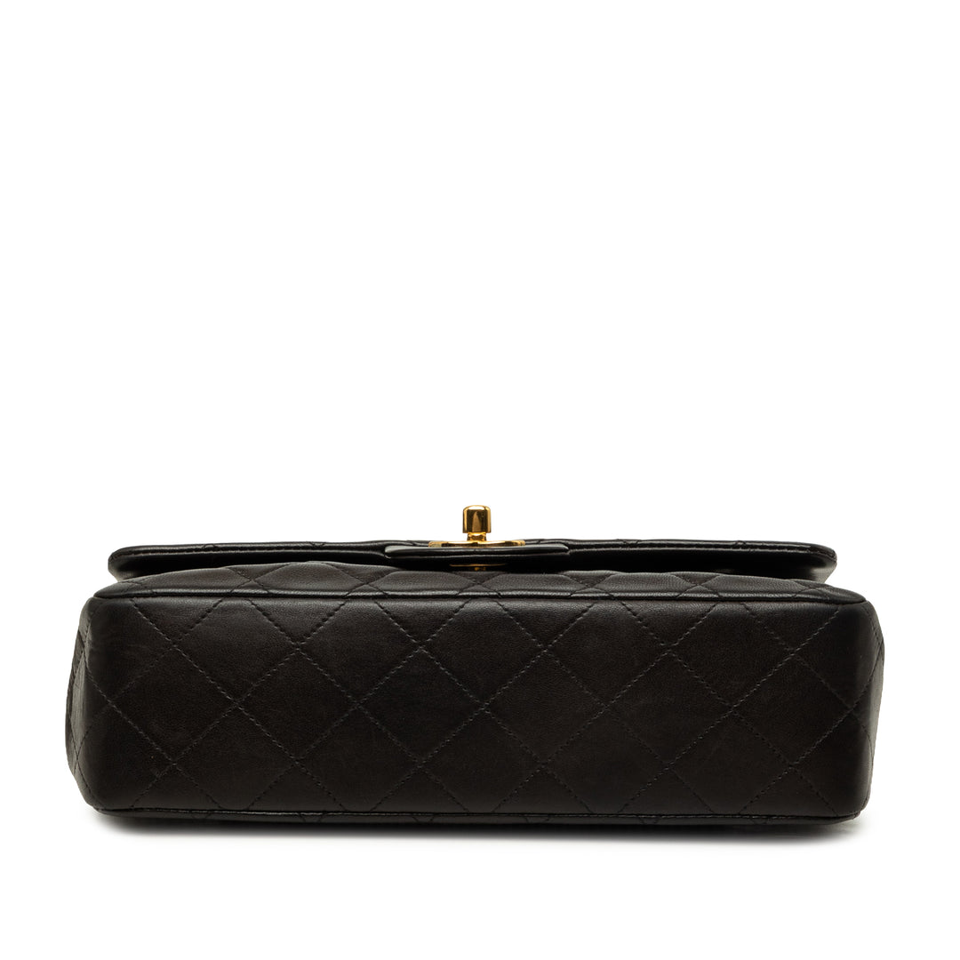 Chanel Sac porté épaule Classic Double rabat Moyen Cuir d'agneau Noir – vue 3 – GABY PARIS