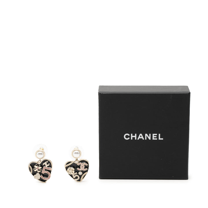 Chanel CC plaqué Perles fantaisie Strass et Resin Heart pendantes fermoir poussette Boucles d’oreilles
