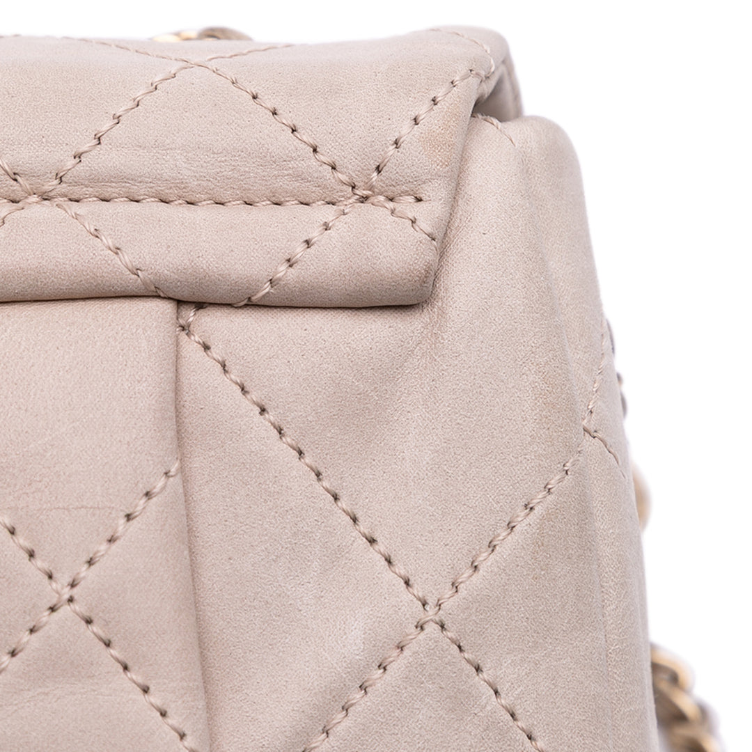 Chanel Small vieilli Cuir de veau Chic Quilt à rabat