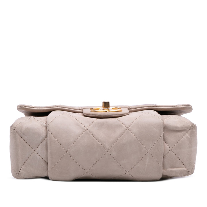 Chanel Small vieilli Cuir de veau Chic Quilt à rabat