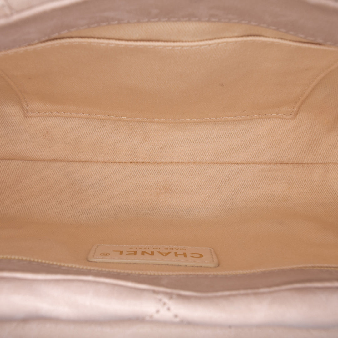 Chanel Small vieilli Cuir de veau Chic Quilt à rabat