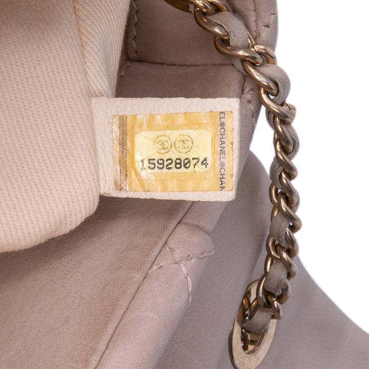 Chanel Small vieilli Cuir de veau Chic Quilt à rabat