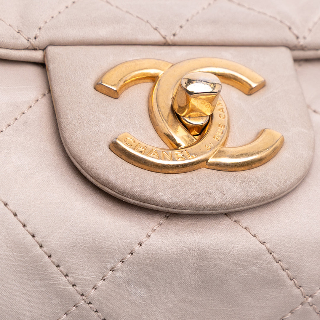 Chanel Small vieilli Cuir de veau Chic Quilt à rabat