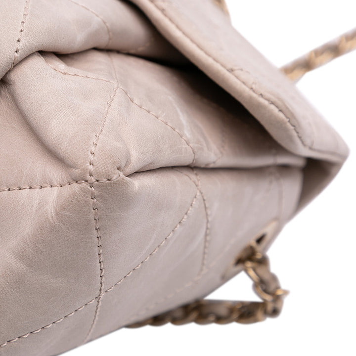 Chanel Small vieilli Cuir de veau Chic Quilt à rabat