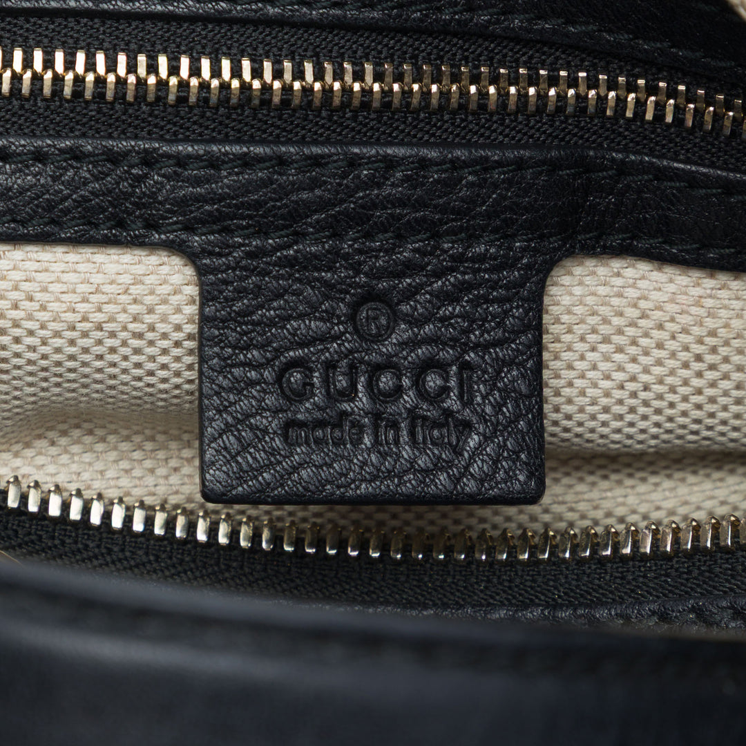 Pebbled Soho Boston Sac Moyen Cuir de veau Noir
