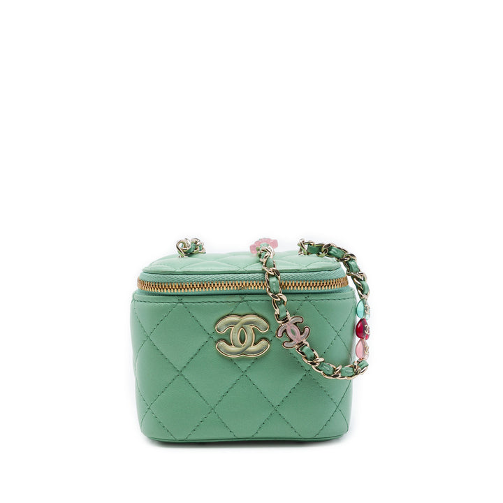 Chanel Matelassé Resin Heart Vanity avec chaîne Mini Cuir d'agneau Vert – vue principale – GABY PARIS