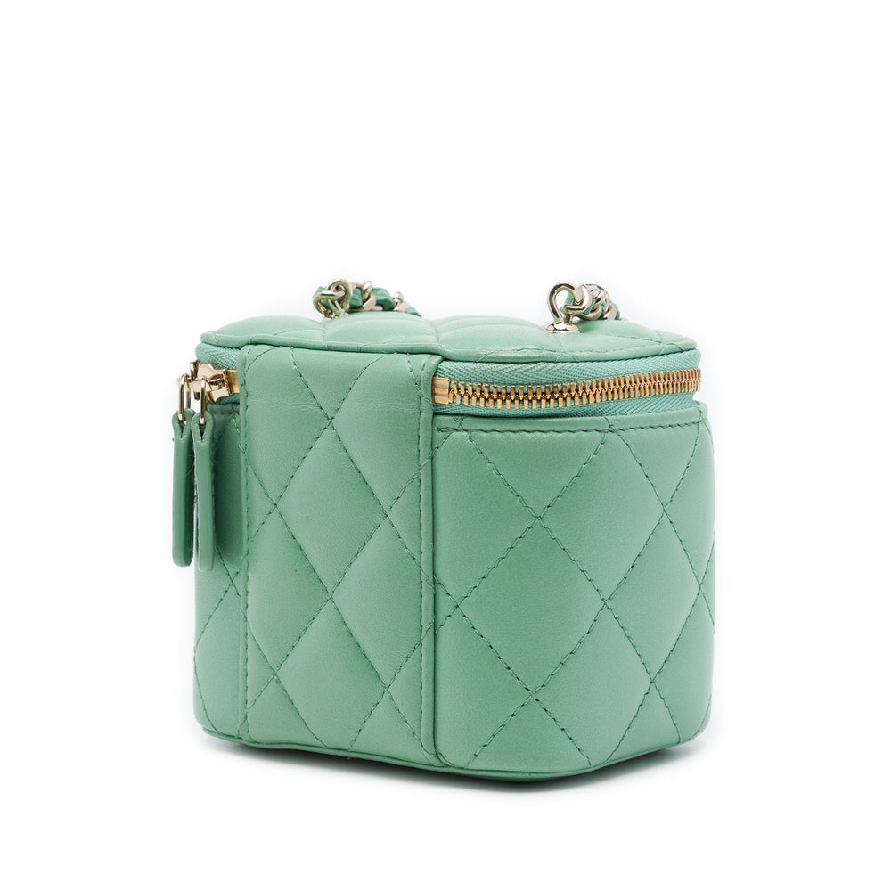 Chanel Matelassé Resin Heart Vanity avec chaîne Mini Cuir d'agneau Vert – vue 2 – GABY PARIS