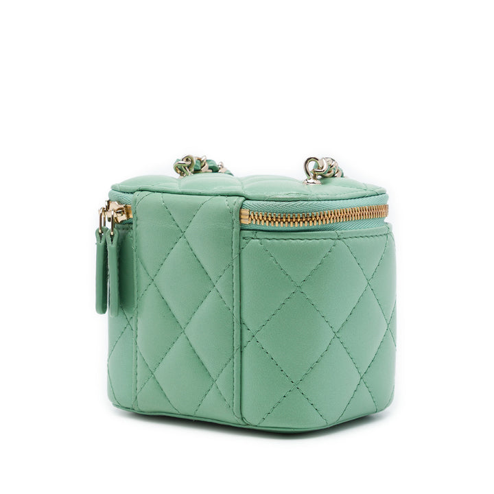 Chanel Matelassé Resin Heart Vanity avec chaîne Mini Cuir d'agneau Vert – vue 2 – GABY PARIS