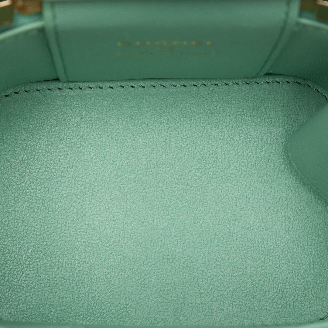 Chanel Matelassé Resin Heart Vanity avec chaîne Mini Cuir d'agneau Vert – vue 4 – GABY PARIS