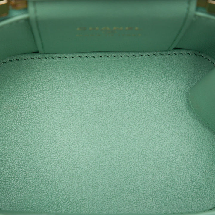 Chanel Matelassé Resin Heart Vanity avec chaîne Mini Cuir d'agneau Vert – vue 4 – GABY PARIS