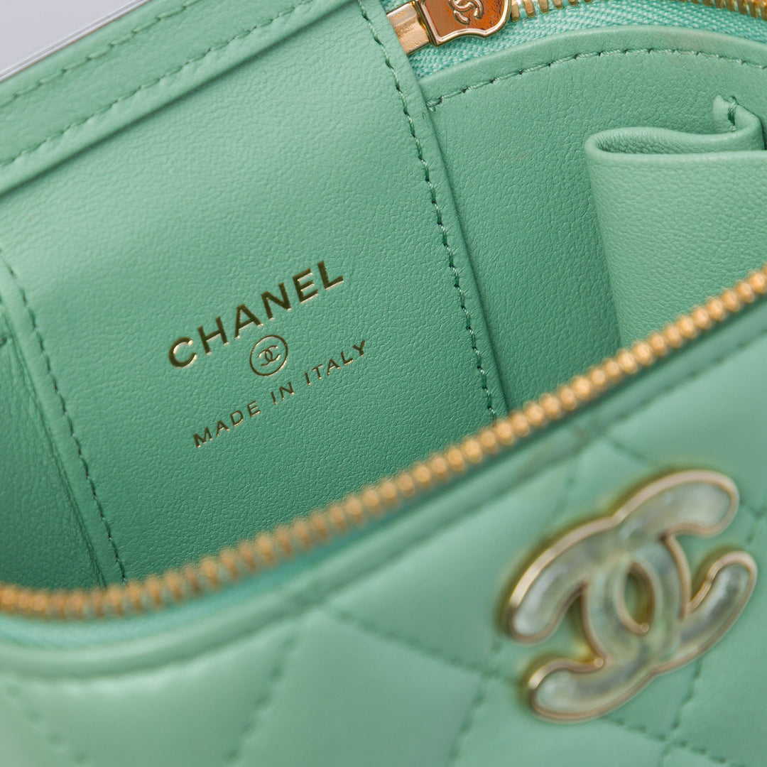 Chanel Matelassé Resin Heart Vanity avec chaîne Mini Cuir d'agneau Vert – vue 5 – GABY PARIS