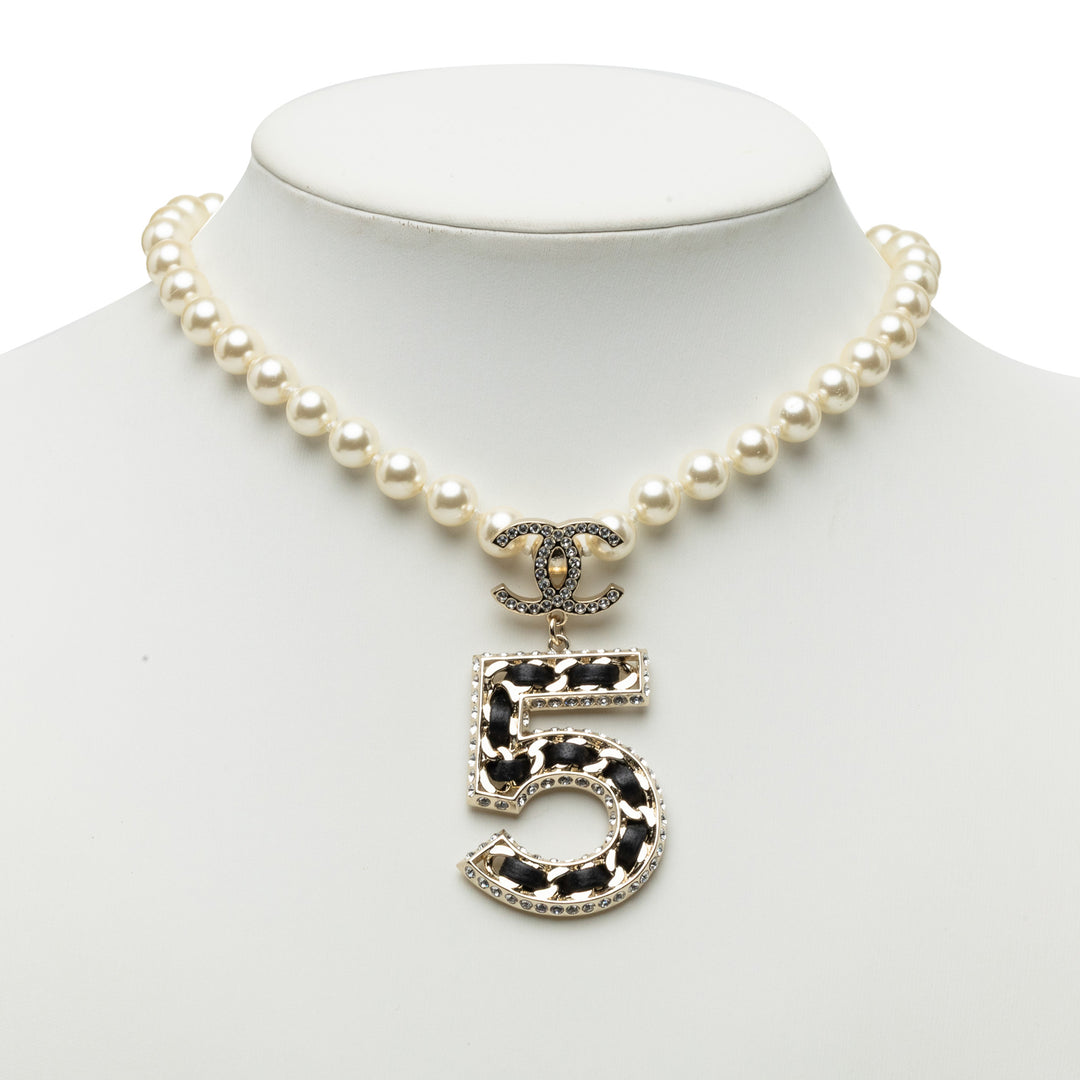 Chanel CC Brass No 5 Strass et Perles fantaisie Pendant Collier