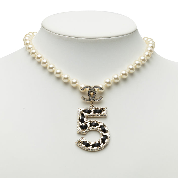 Chanel CC Brass No 5 Strass et Perles fantaisie Pendant Collier