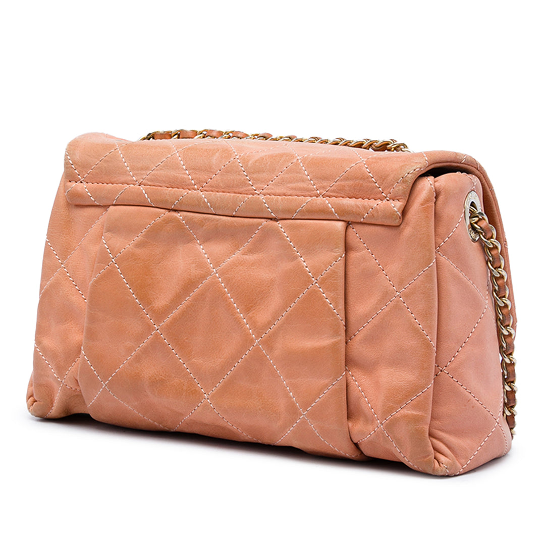 Chanel Sac porté épaule Matelassé Irisé Chic Quilt à rabat Petit Cuir de veau Orange – vue 2 – GABY PARIS