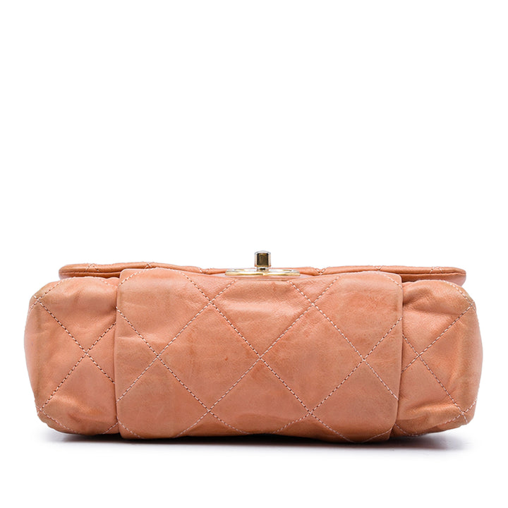 Chanel Sac porté épaule Matelassé Irisé Chic Quilt à rabat Petit Cuir de veau Orange – vue 3 – GABY PARIS