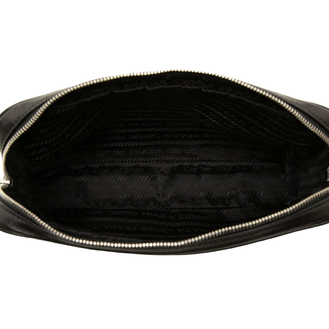 Prada Pochette Souple Veau Logo Wristlet Noir – vue 4 – GABY PARIS