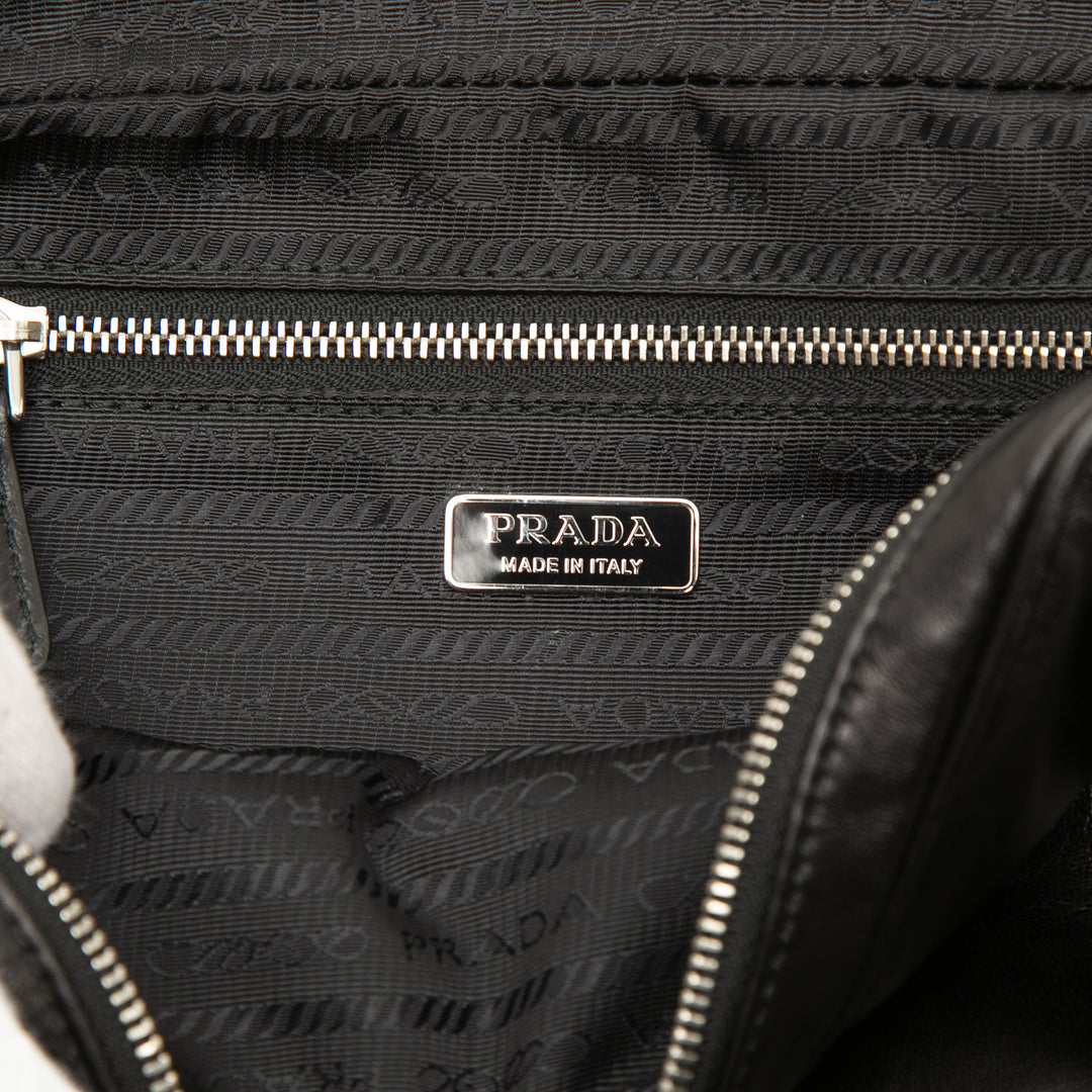 Prada Pochette Souple Veau Logo Wristlet Noir – vue 5 – GABY PARIS
