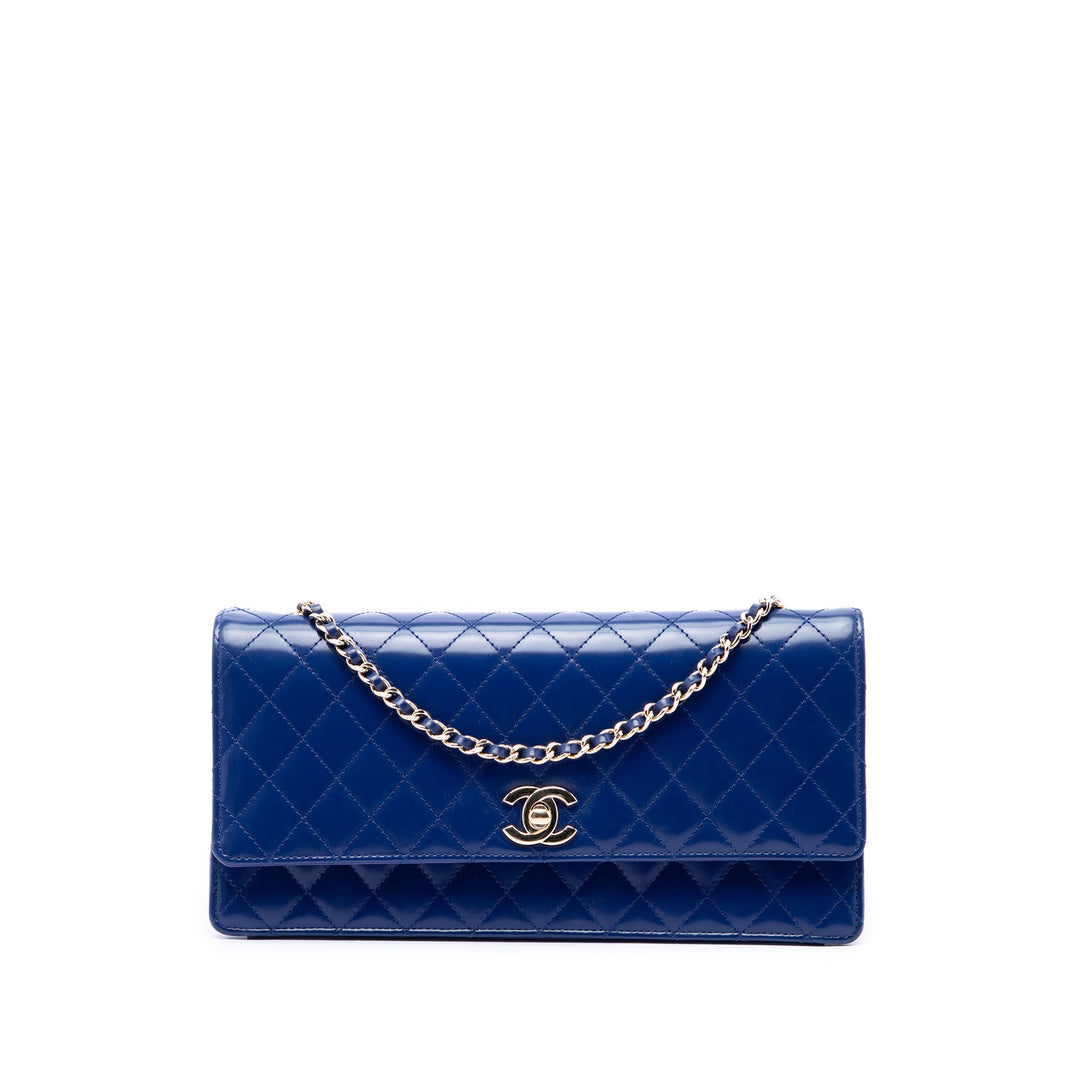 Chanel Pochette CC Matelassé East West à rabat avec chaîne Cuir d'agneau Bleu – vue principale – GABY PARIS