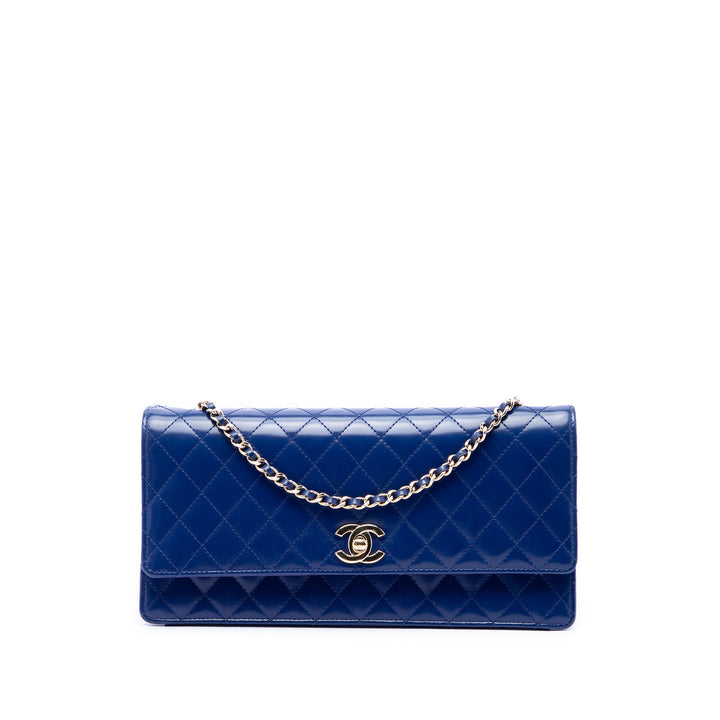 Chanel Pochette CC Matelassé East West à rabat avec chaîne Cuir d'agneau Bleu – vue principale – GABY PARIS