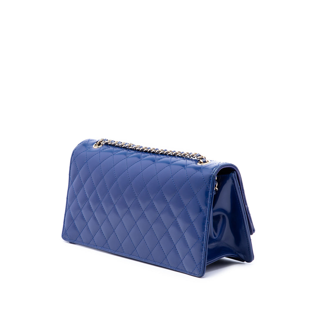 Chanel Pochette CC Matelassé East West à rabat avec chaîne Cuir d'agneau Bleu – vue 2 – GABY PARIS