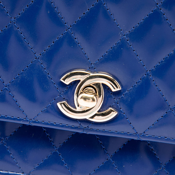 Chanel Pochette CC Matelassé East West à rabat avec chaîne Cuir d'agneau Bleu – vue 5 – GABY PARIS