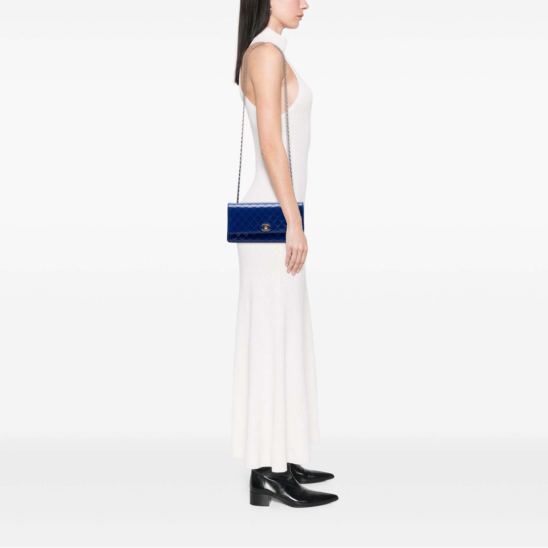 Chanel Pochette CC Matelassé East West à rabat avec chaîne Cuir d'agneau Bleu – vue 6 – GABY PARIS