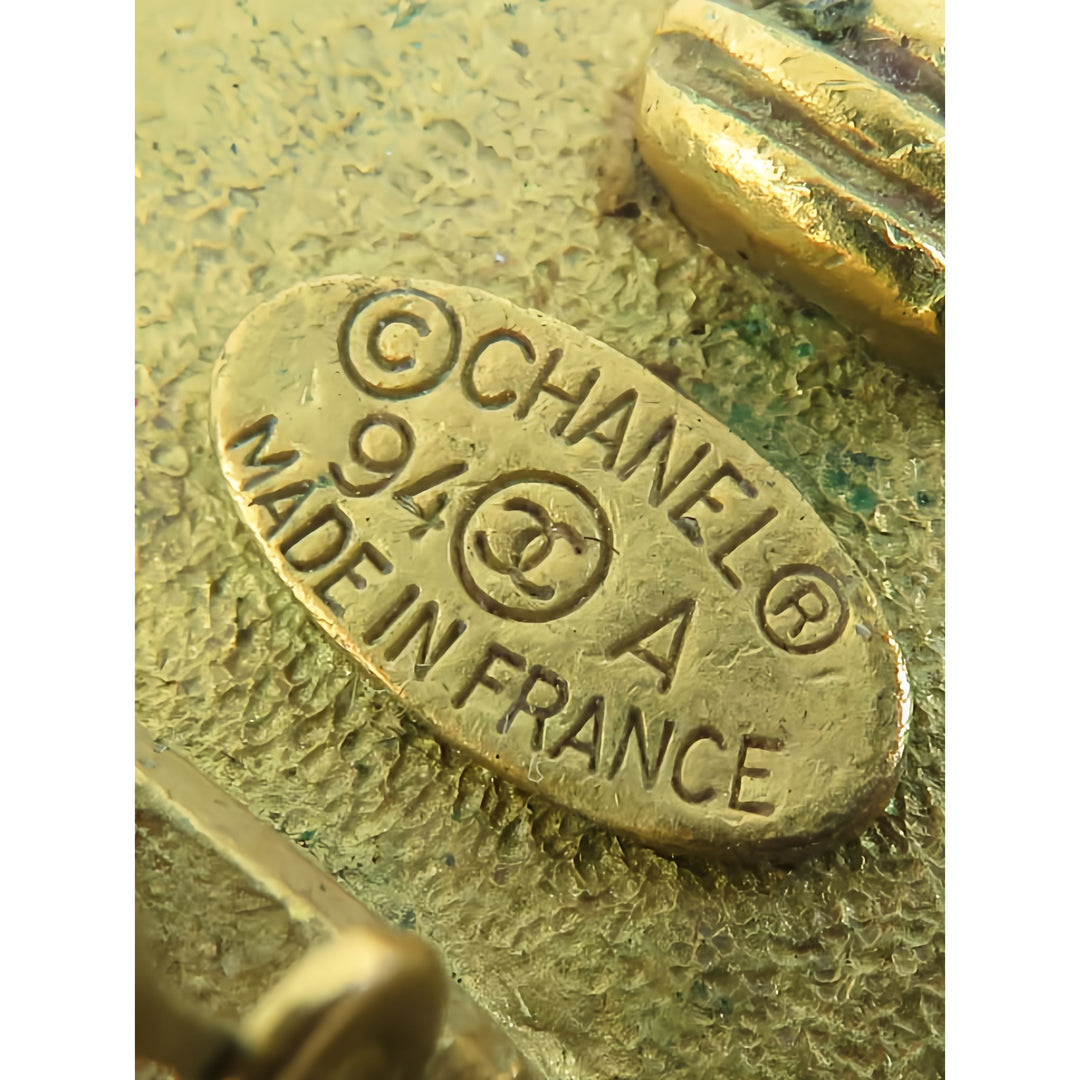Chanel plaqué Resin CC Chaîne Rond À clip Boucles d'oreilles Doré – vue 5 – GABY PARIS