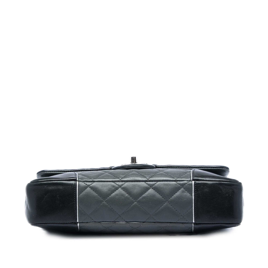 Chanel Paris Salzburg Medium Bicolor Matelassé Cuir d’agneau Tyrolean à rabat