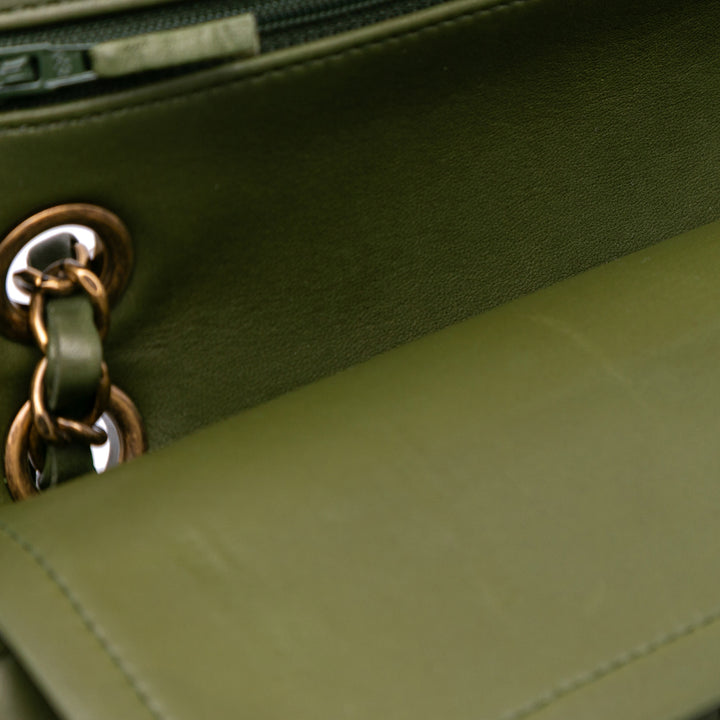 Chanel Medium Classic Tricolor Cuir d’agneau Double rabat Vert – GABY PARIS Authentique