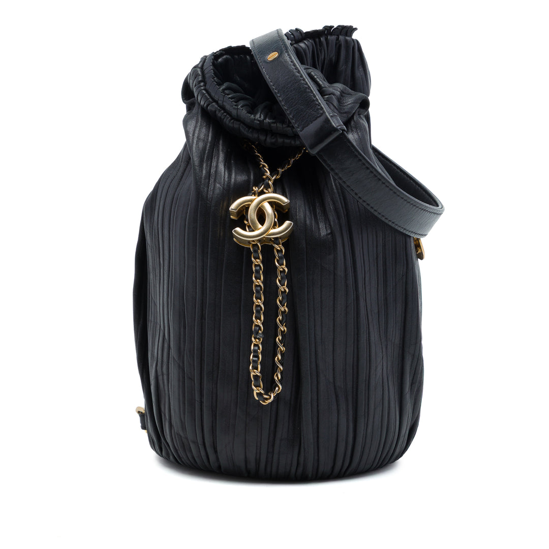 Chanel Coco Pleats Sac à dos à cordon Petit Cuir de veau Noir – vue principale – GABY PARIS