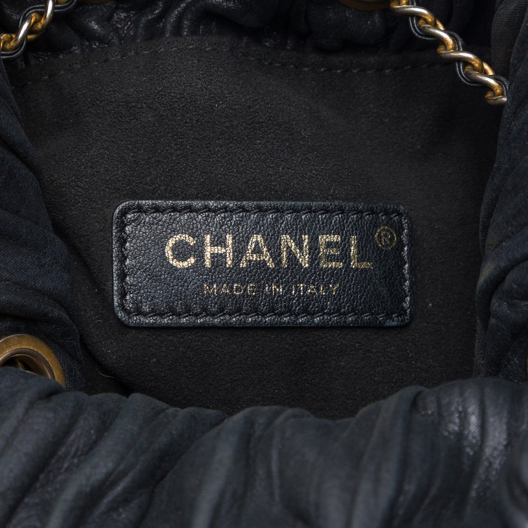 Chanel Coco Pleats Sac à dos à cordon Petit Cuir de veau Noir – vue 5 – GABY PARIS