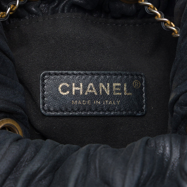 Chanel Coco Pleats Sac à dos à cordon Petit Cuir de veau Noir – vue 5 – GABY PARIS