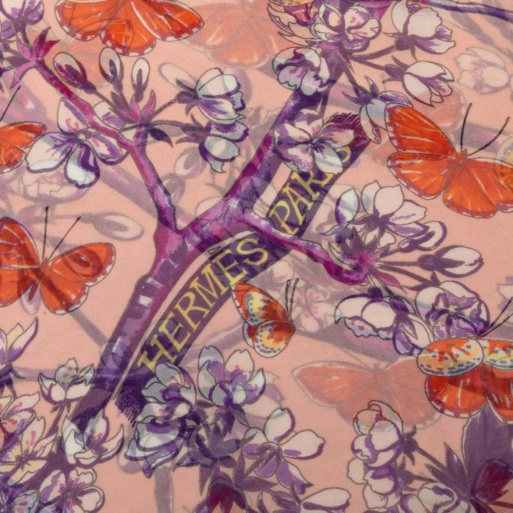 Hermès Vol Amoureux des Azures Mousseline Foulard 90 Rose – vue 4 – GABY PARIS