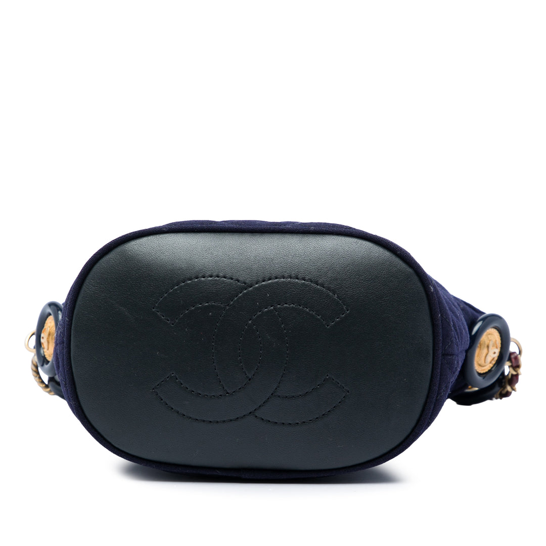 Chanel Paris Hamburg Matelassé Coco Sailor Charms Sac seau Bleu – vue 3 – GABY PARIS