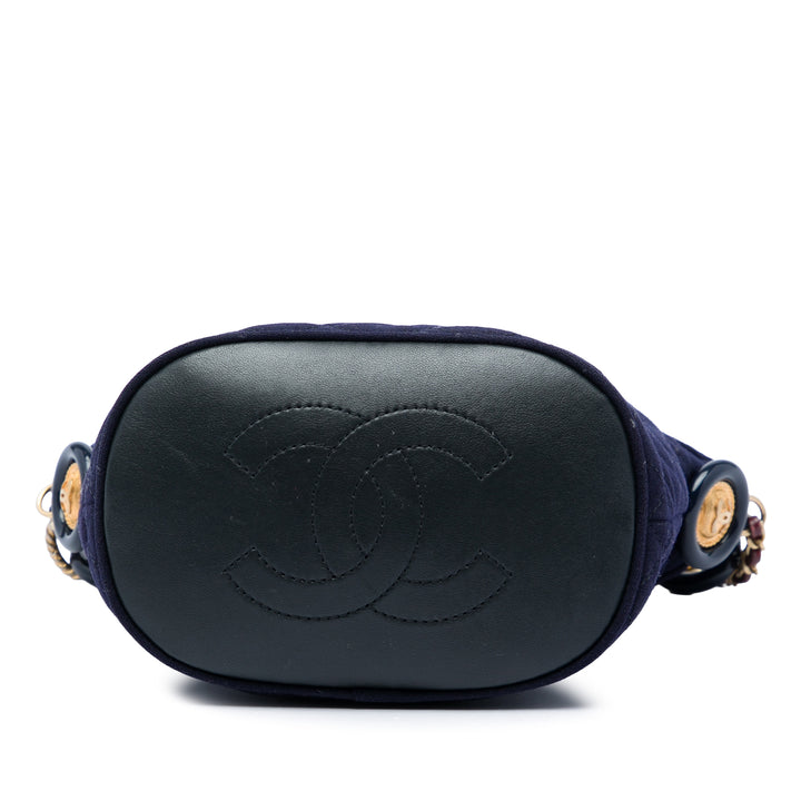 Chanel Paris Hamburg Matelassé Coco Sailor Charms Sac seau Bleu – vue 3 – GABY PARIS