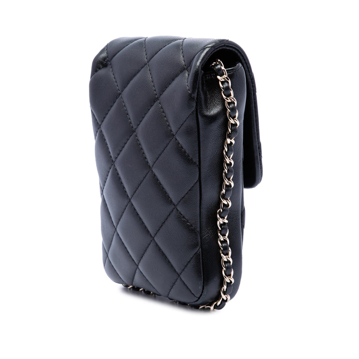 Chanel Matelassé Cuir d’agneau My Precious Perles Phone Holder avec chaîne