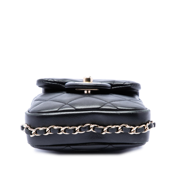 Chanel Matelassé Cuir d’agneau My Precious Perles Phone Holder avec chaîne